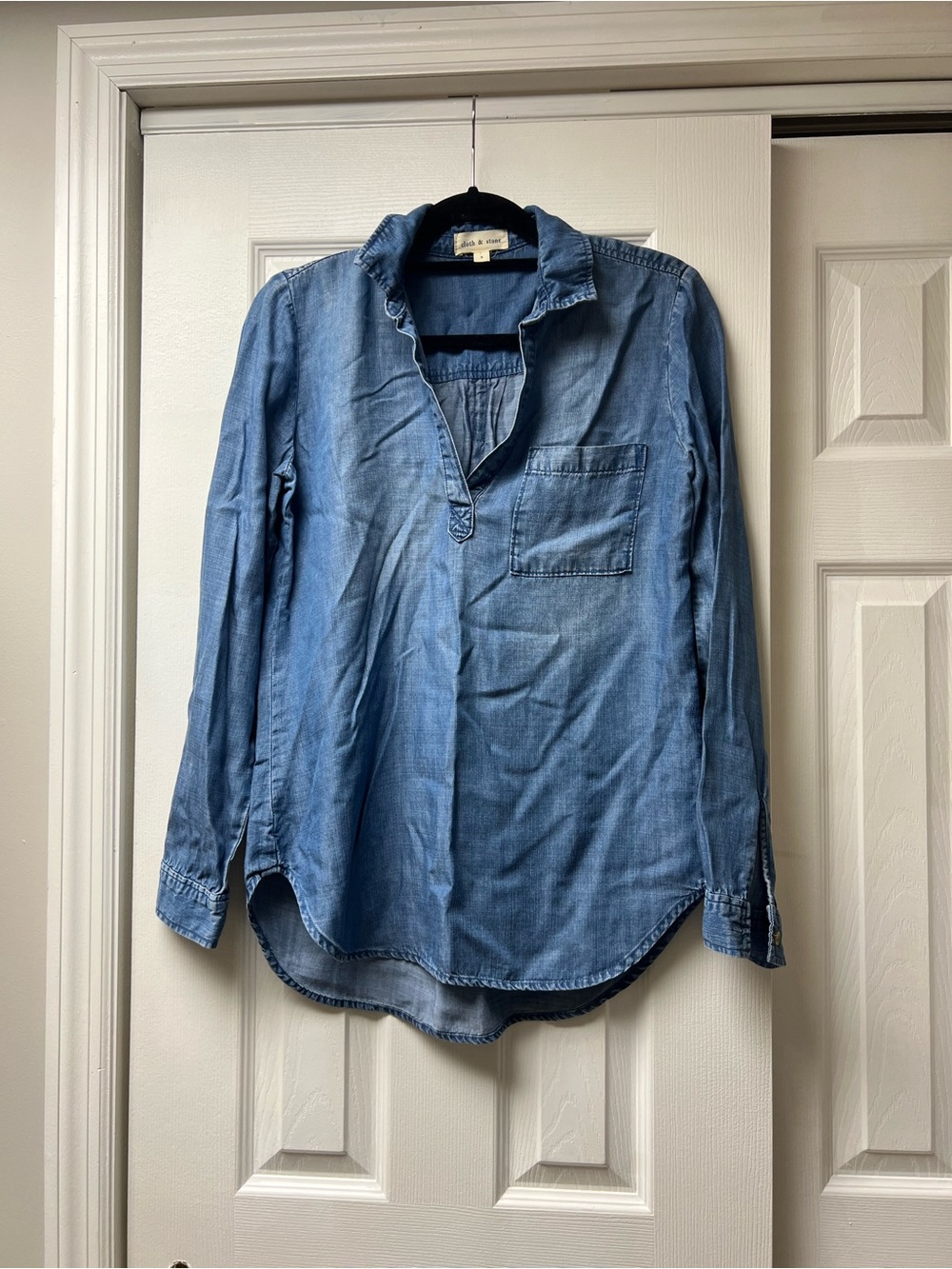 cloth & stone Denim Blue Women’s Chambray Pullover Shirt